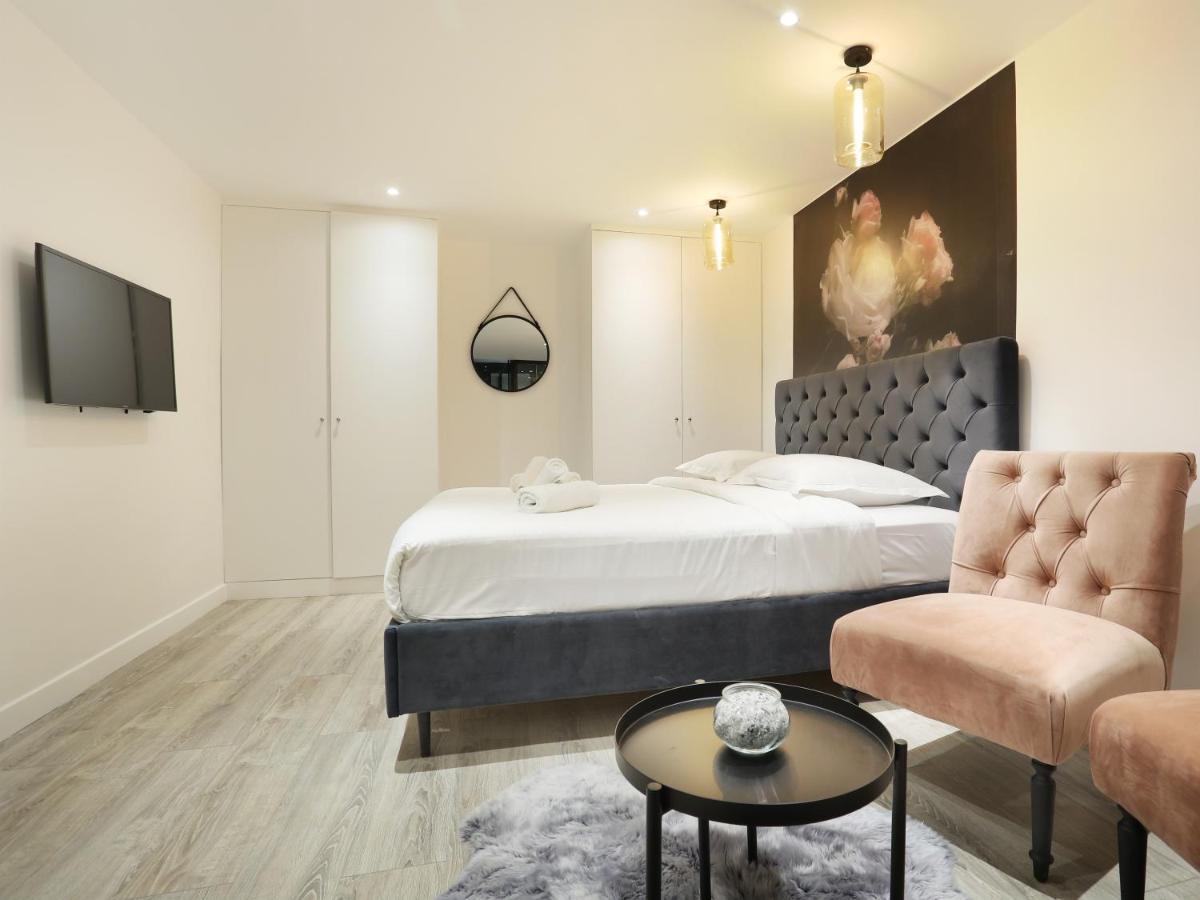 Rent A Room - Apartment St Honore Paris Exteriör bild